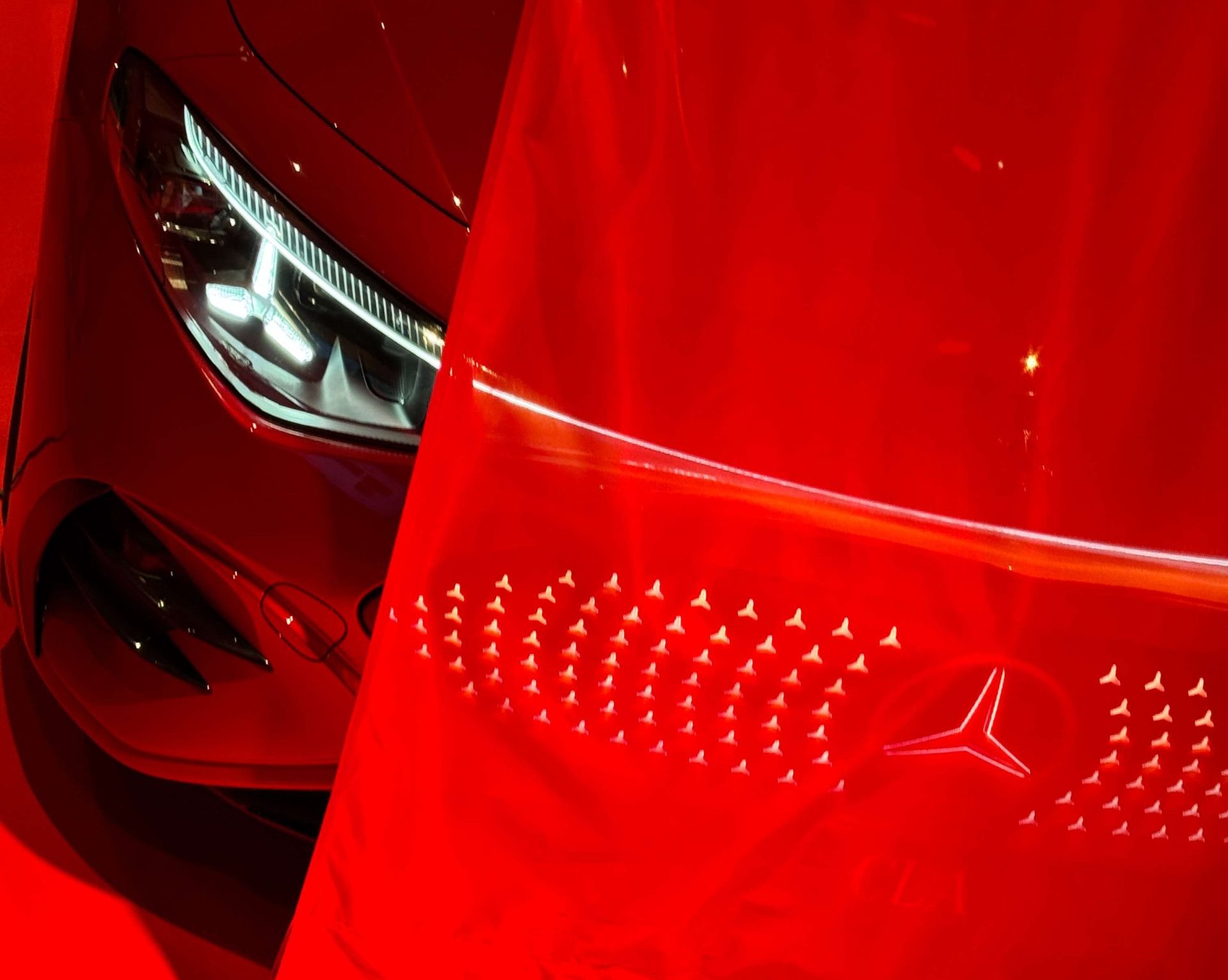 Mecedes-Benz CLA červenej farby prekryté červenou látkou